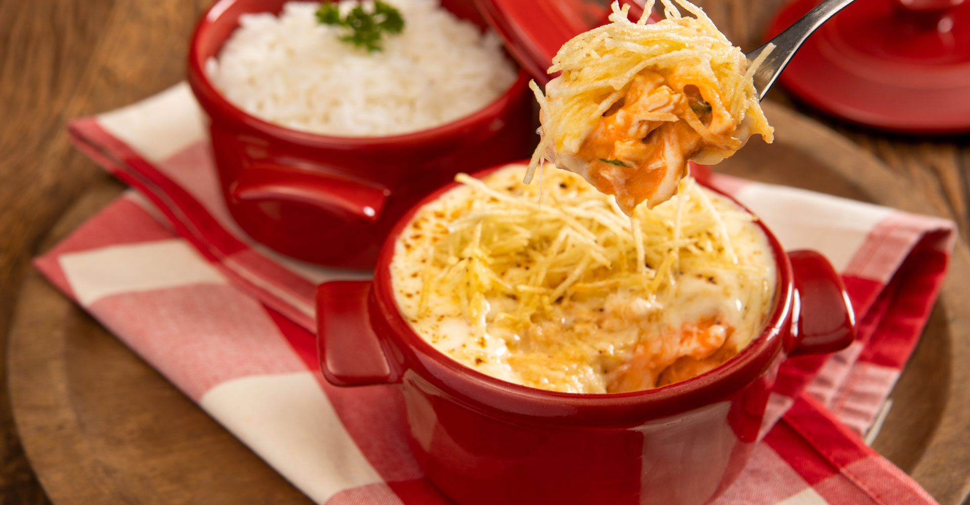 Fricassé de Frango com Massa de Panqueca Recheada e Queijo