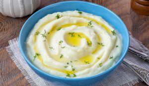 Purê de Batata Cremoso com Creme de Milho e Molho Branco Simples