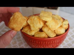 Almofadinha de Tapioca com Recheio de Queijo e Ervas