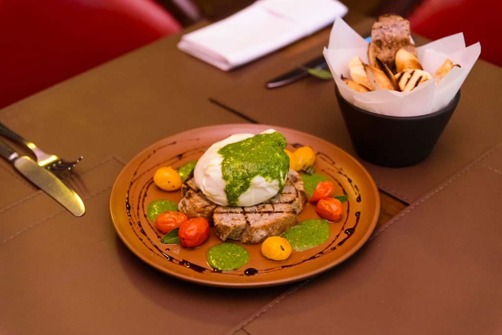 Dia Mundial sem Carne: chef ensina receita de Burrata com pesto de ora-pro-nóbis e castanhas do cerrado